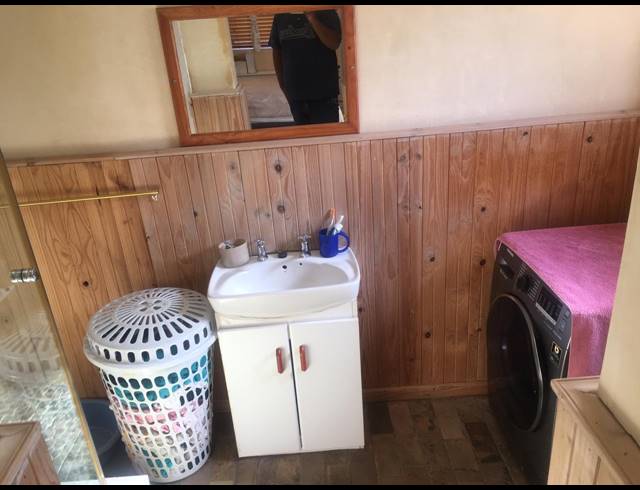 3 bed property to rent in GRASSY PARK
